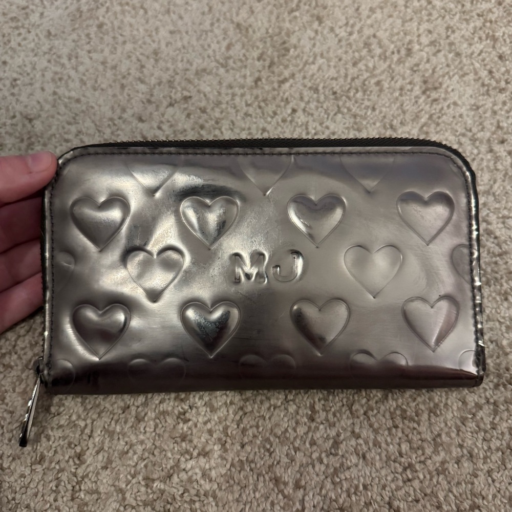 Marc by Marc JACOBS 2-way Mirror Metallic Silver Heart Zip-around Wallet